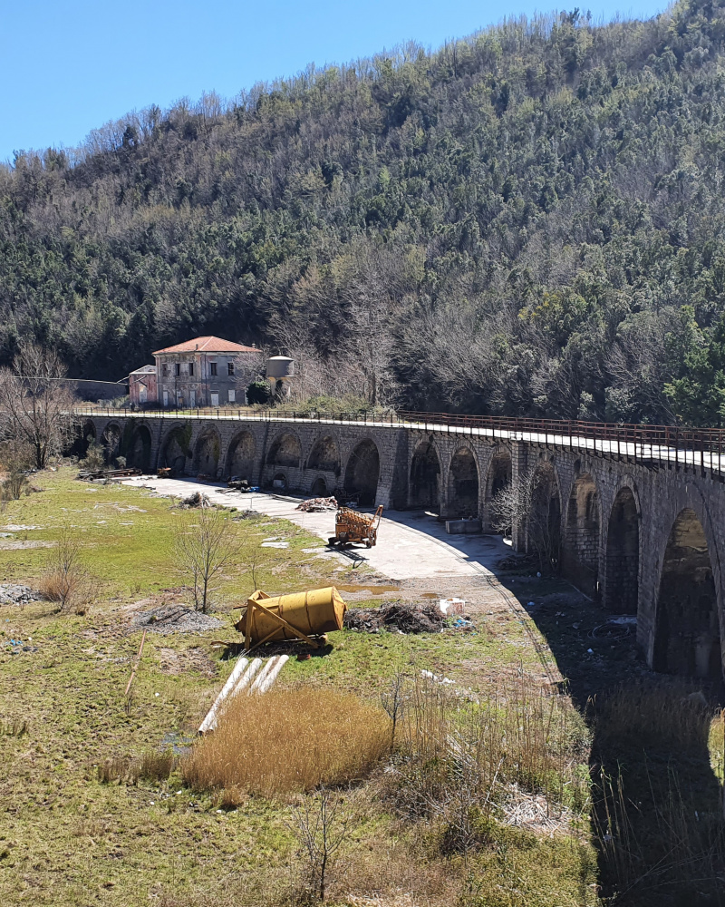 L'imponente viadotto nei pressi della stazione di Lauria